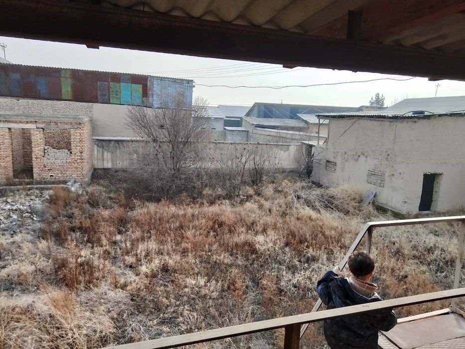 8 sotix qurilishi tugallanmagan uy sotiladi