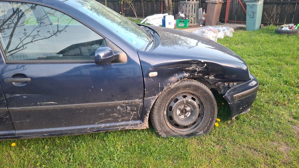 Vând Wv gol 4, 1,6 pe GPL lovit partea dreapta roata