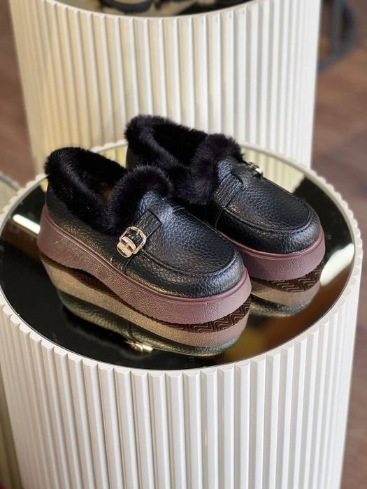 Ayollar qishki oyoq kiyimi.