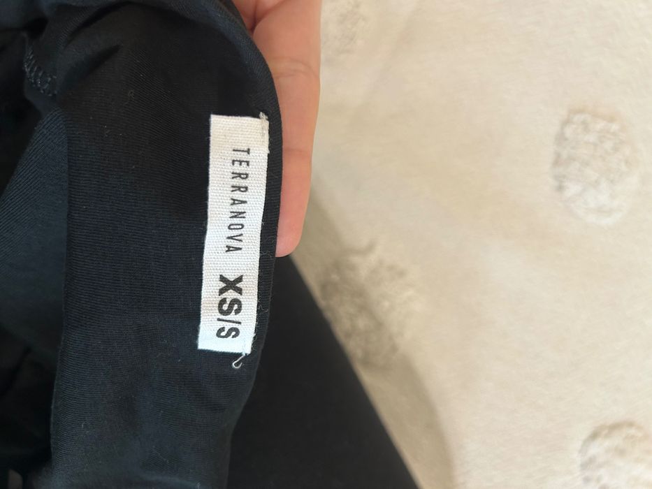 Черна тениска с гол гръб