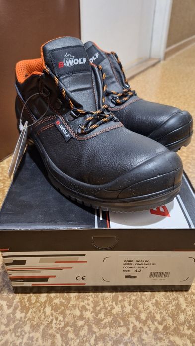 Работи обувки U. Power и B-wolf