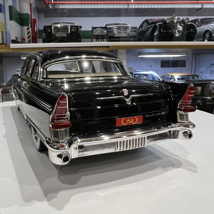 Чайка Газ 13 Model 1:18. Есть чёрный и белый