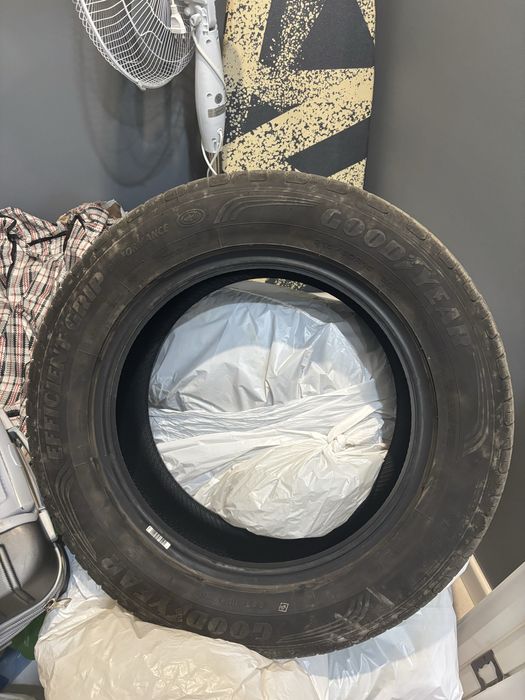 Продам резину Goodyear efficient grip performance 215/60/16
