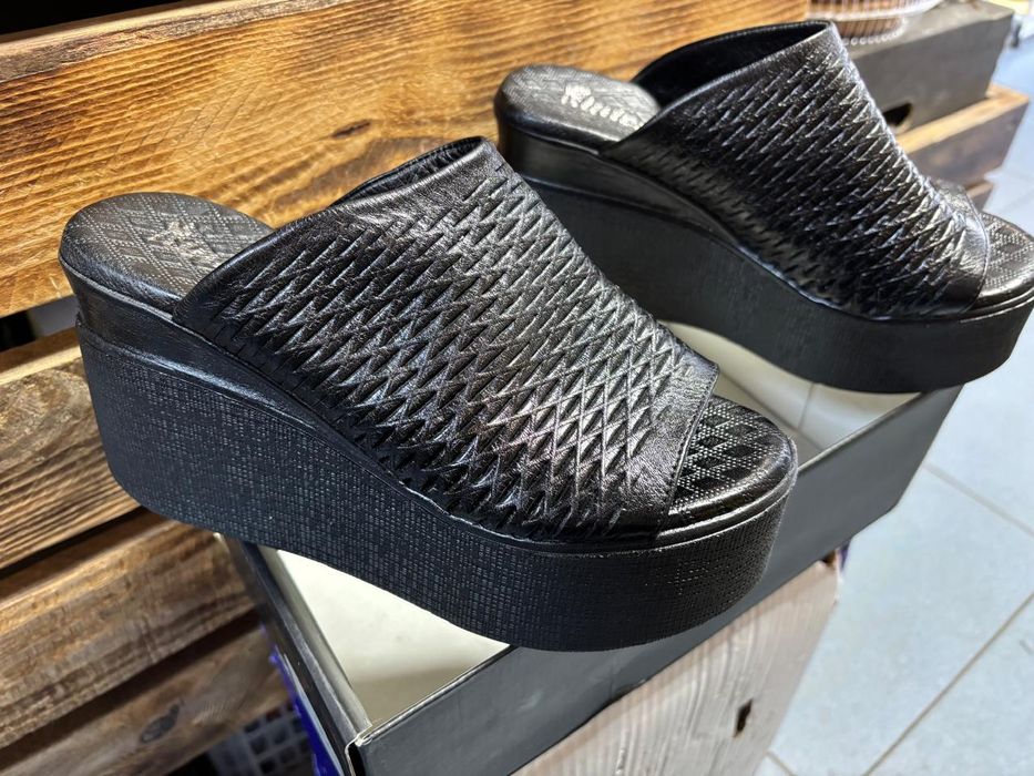 Шлепанцы на платформе!