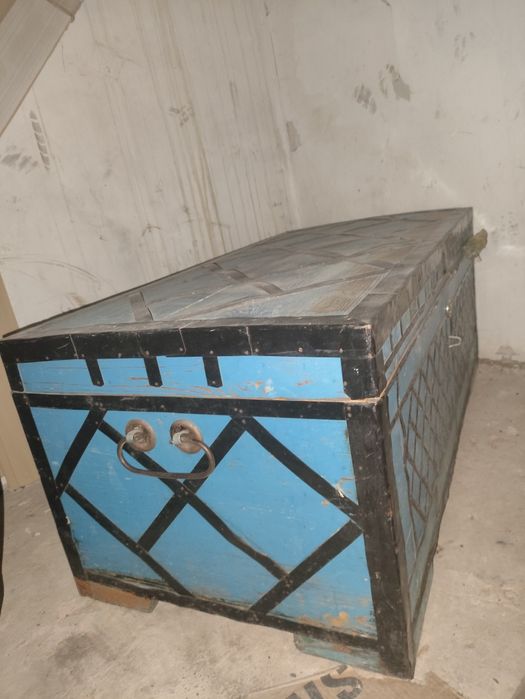 Продам мебель старинный реаритет сундукк