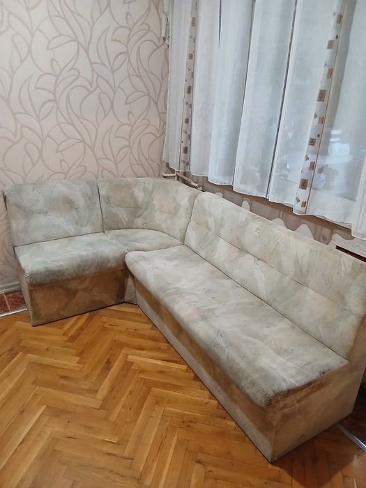 Продавам ъглов диван за кухня