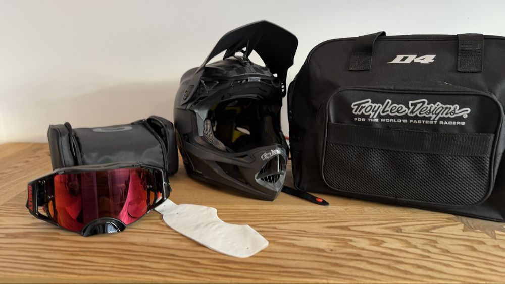 Casca MTB TLD D4 Carbon + Oakley Airbrake MX