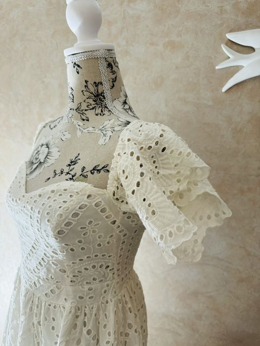 Rochie midi din broderie englezească!