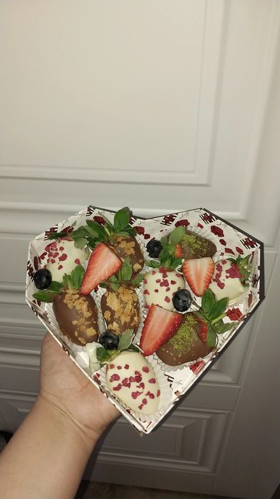 Клубника, финики  в шоколаде