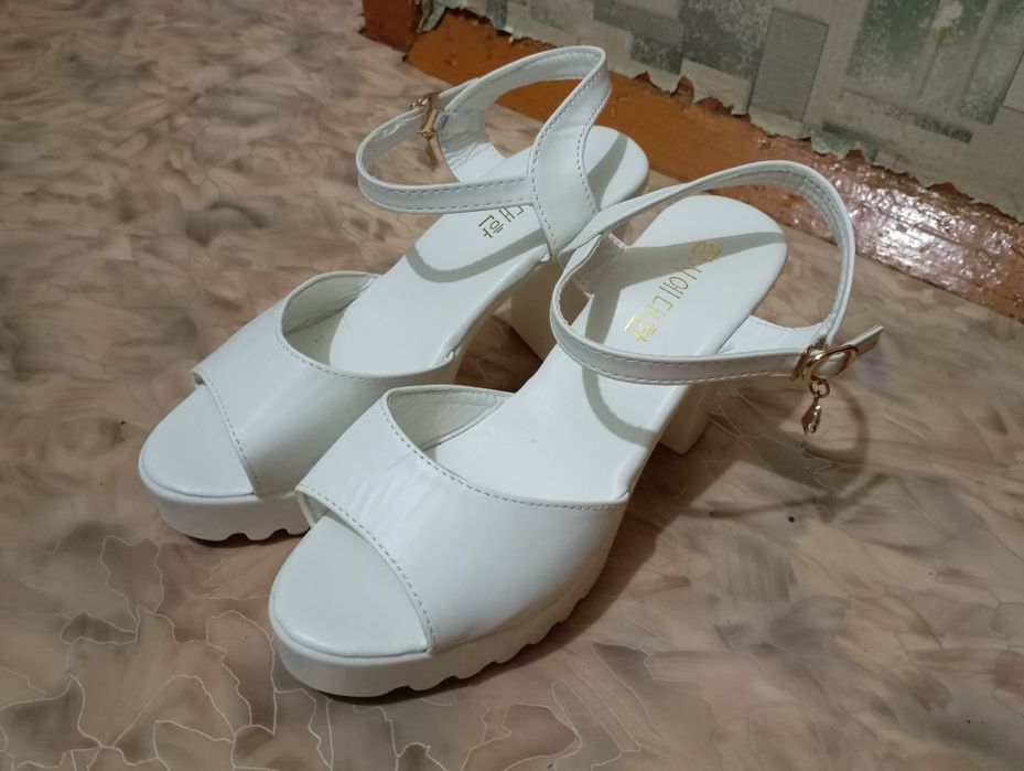 Босоножки белые, б/у