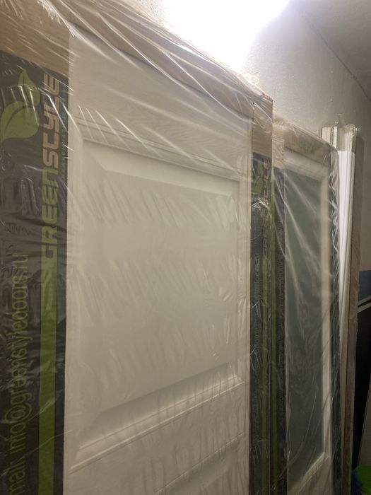 Новые двери в упаковке