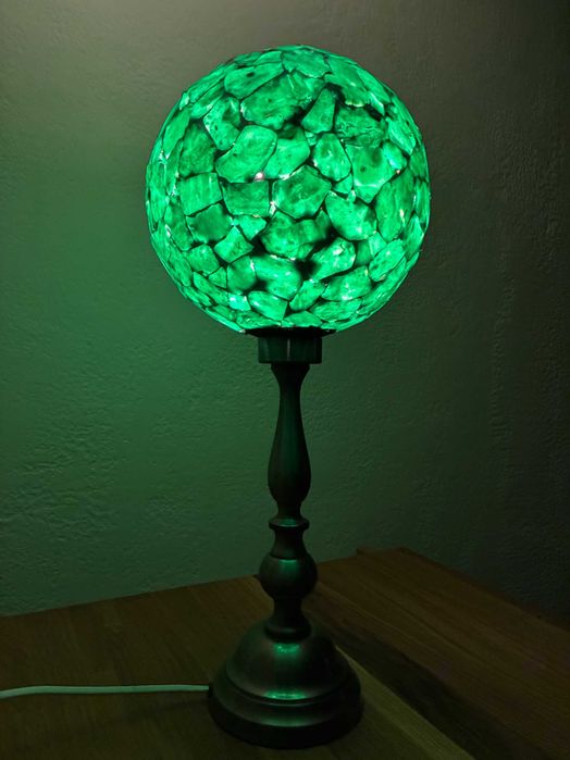lampa ambientala din cuart verde , cu pietre lucrate manual