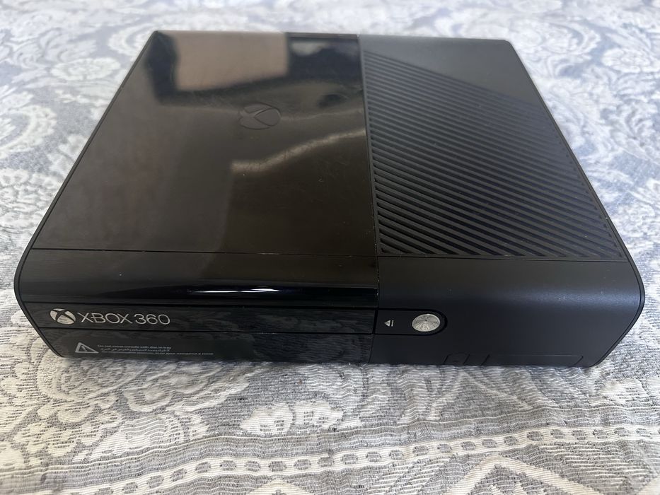 Продаю Xbox 360 E, 2 геймпада, блок питания