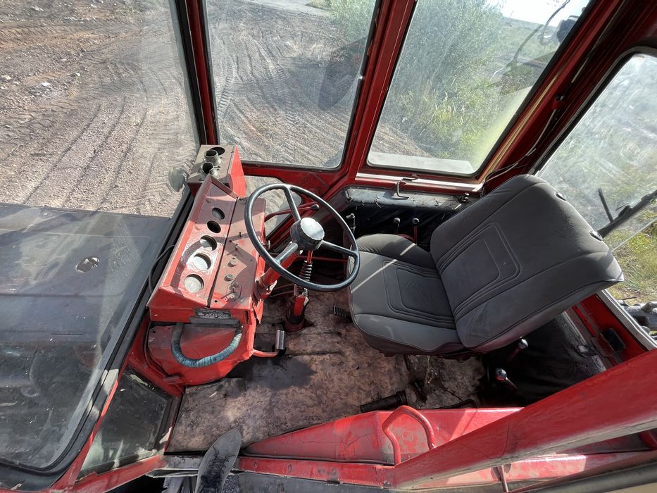 Трактор-экскаватор, снегоуборщик ЮМЗ