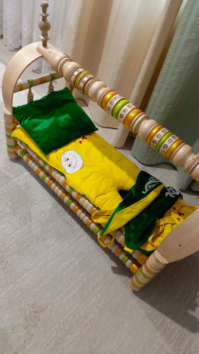 Деревяный бесик.