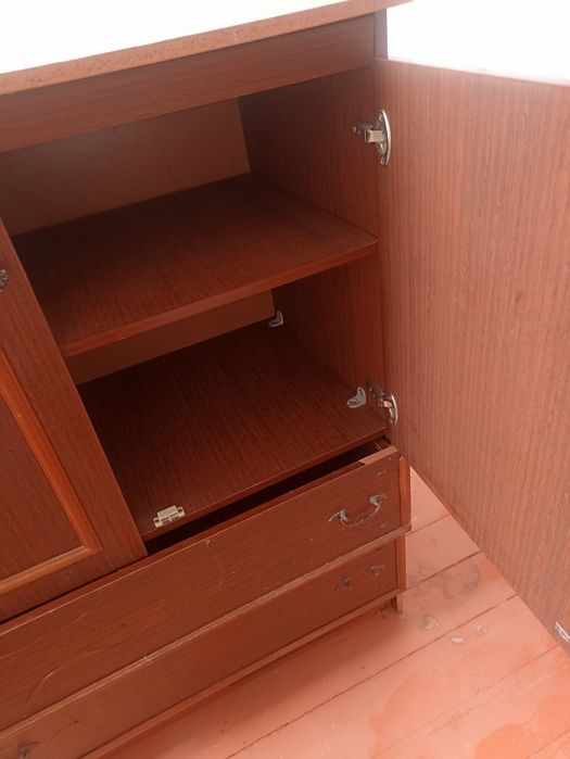 Продам комод и стол полированный