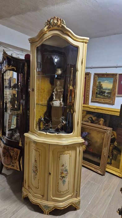 Vitrină de colț în stil venețian