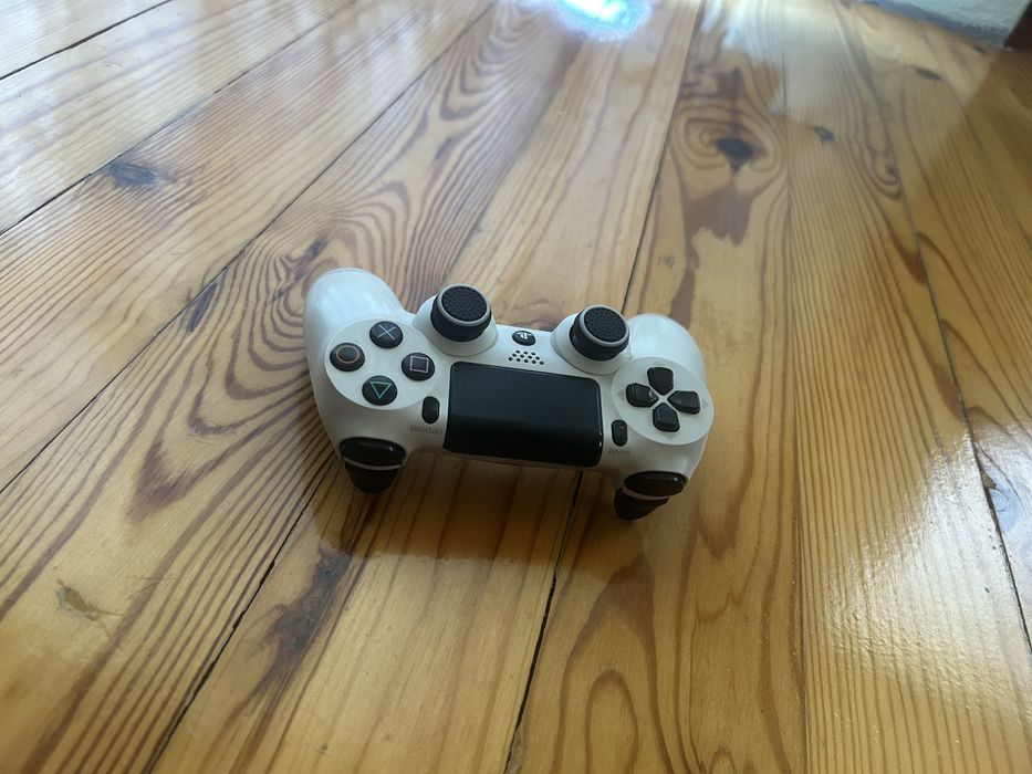 Плейстейсън 4 про с два джойстика и три игри