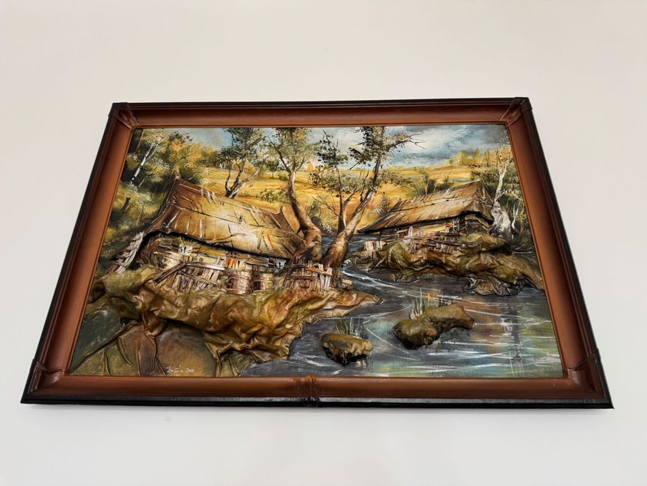 Tablou artistic în relief din piele naturală, semnat – Peisaj rustic – 116 × 81 cm