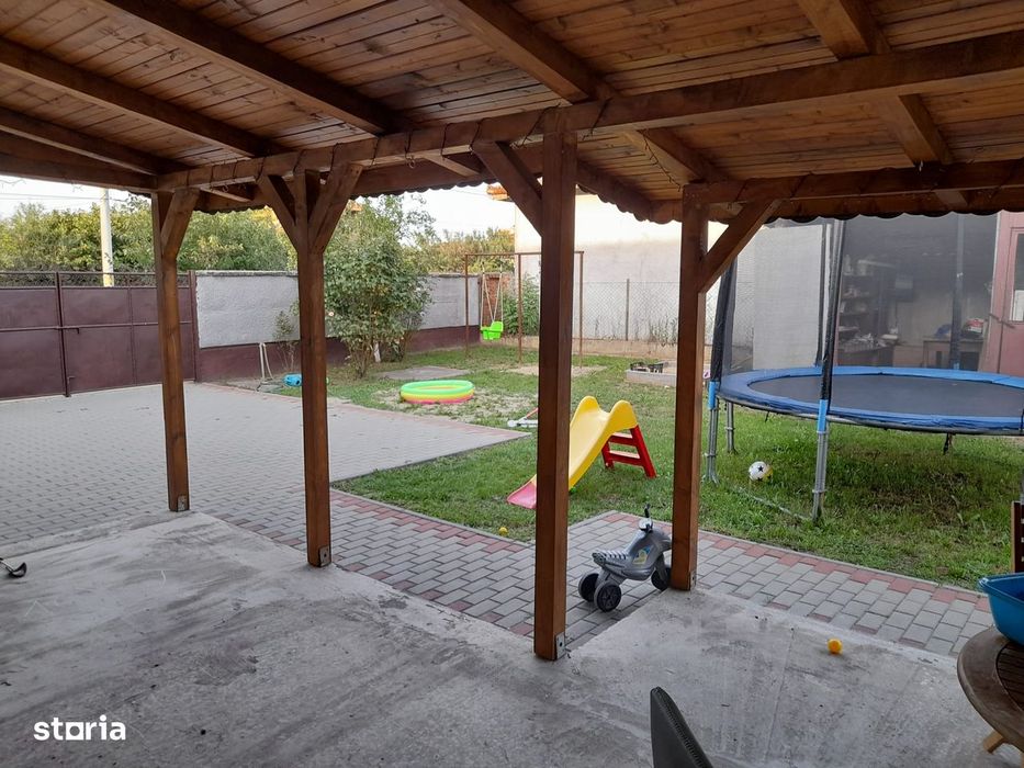 Casă cu 4 camere și curte spațioasă