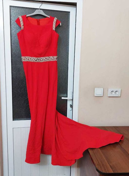 Платье  вечернее красное  брендовое . Материал  Барби с  шлейфом