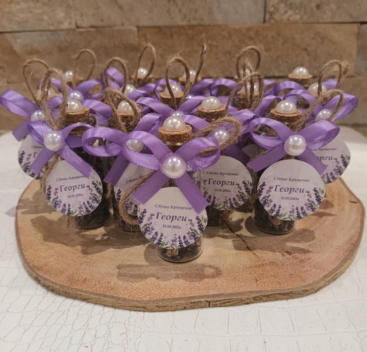 Подаръци за гости: стъкленици и бурканче с мед!