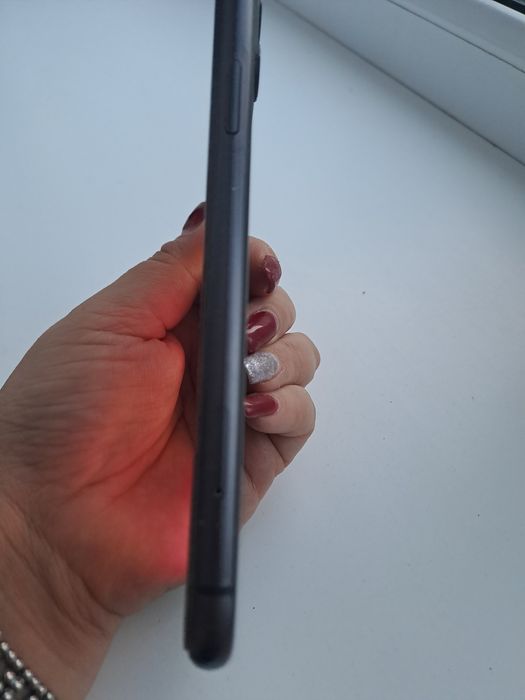 iPhone 11 с чехлом и зарядкой