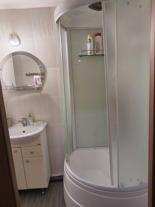 Двух комнатная в центре 10000