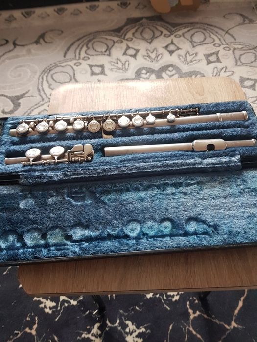 Vînd flaut în stare foarte bună  din bacău prețul este 800 lei mai multe la tel. YAMAHA