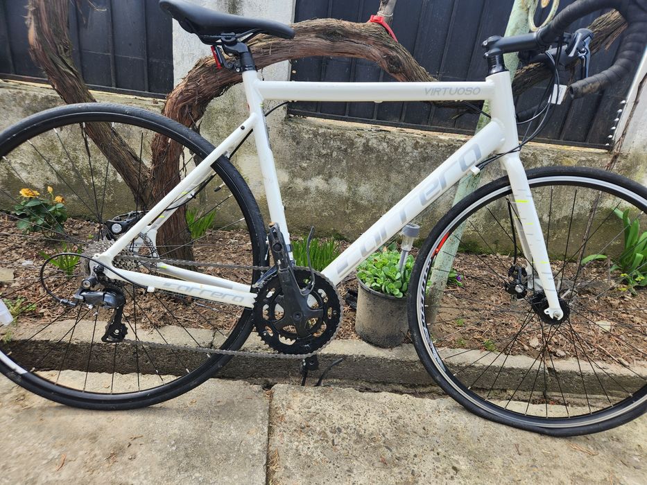 Vând bicicletă cursieră carrera Virtuoso: ușoară, rapidă și incredibil de precisă.