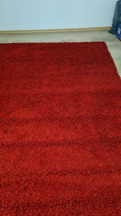 Covor rosu cu par lung