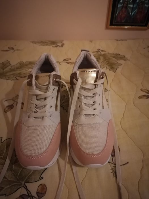 Дамски спортни обувки