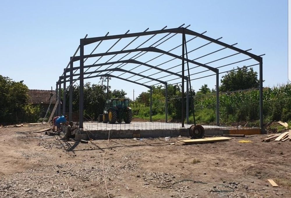 Structură metalică solidă pentru adăpost de utilaje agricole sau depoz