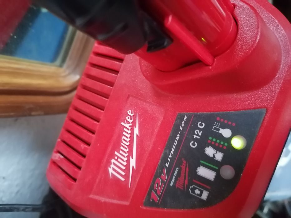 Pistol silicon, mastic, salam montaj parbrize. MILWAUKEE