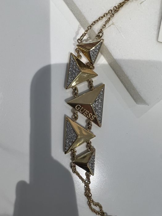 Гривна GUES с камъни сваровски.