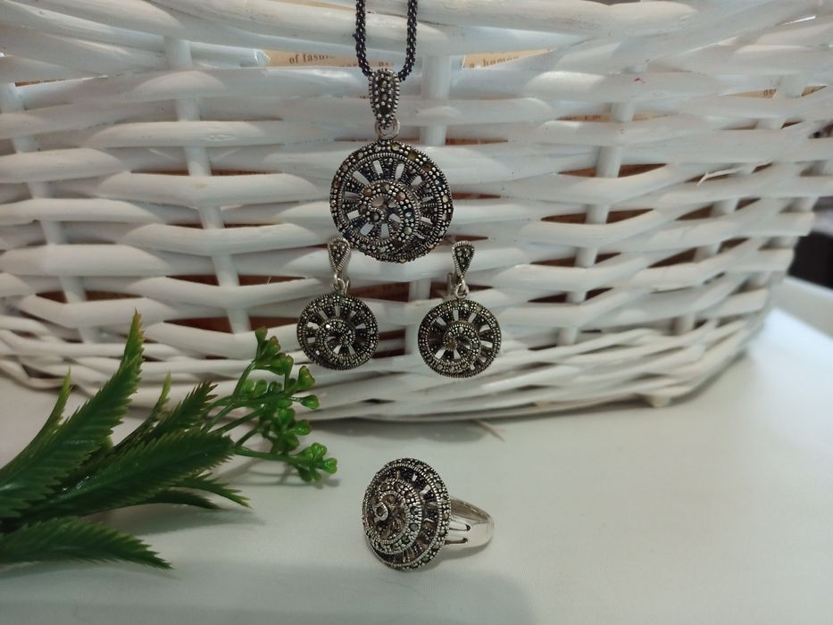 Продам серебрянный набор из  сережкек,кольца и подвески