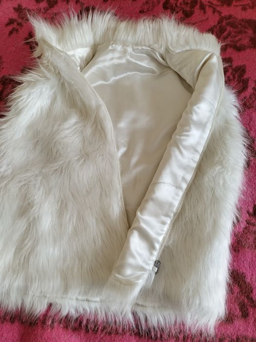 Красиво,бяло елече,естествен косъм, носено е няколко пъти.