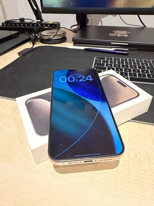 iPhone 15 Pro Max Natural Titanium 256GB + 13 huse cadou