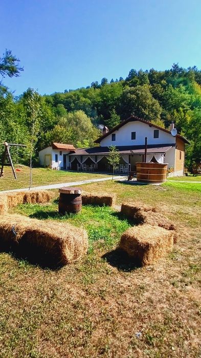 Cabana de vanzare la poalele munților Metaliferi