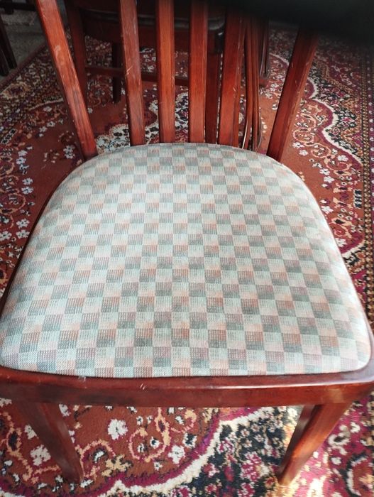 Столове с дамаска и дървен обков