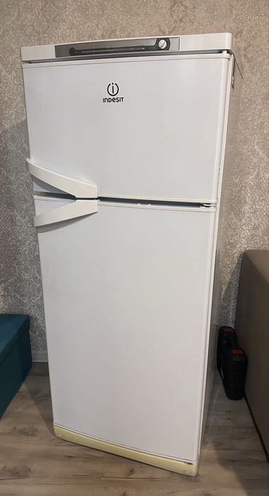 Продам холодильник Indesit