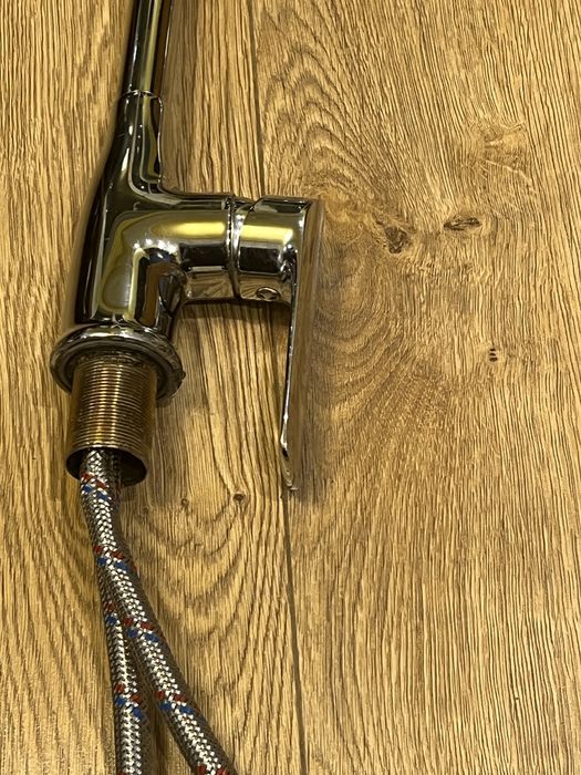 Стоящ смесител за умивалник в комплект с две дълги меки връзки