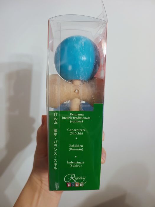 Kendama nouă și una utilizată și selfie stick  nou