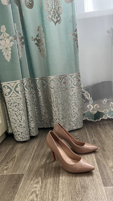 Туфли бежевые на каблуках