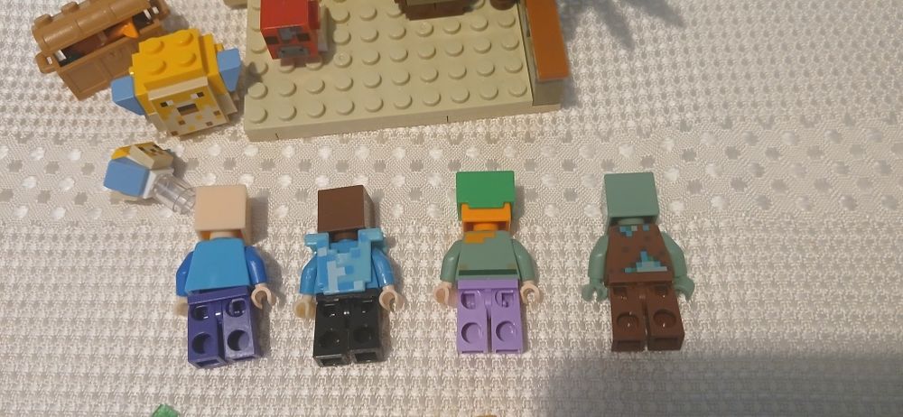 Lego Minecraft original cu 4 figurine Minecraft