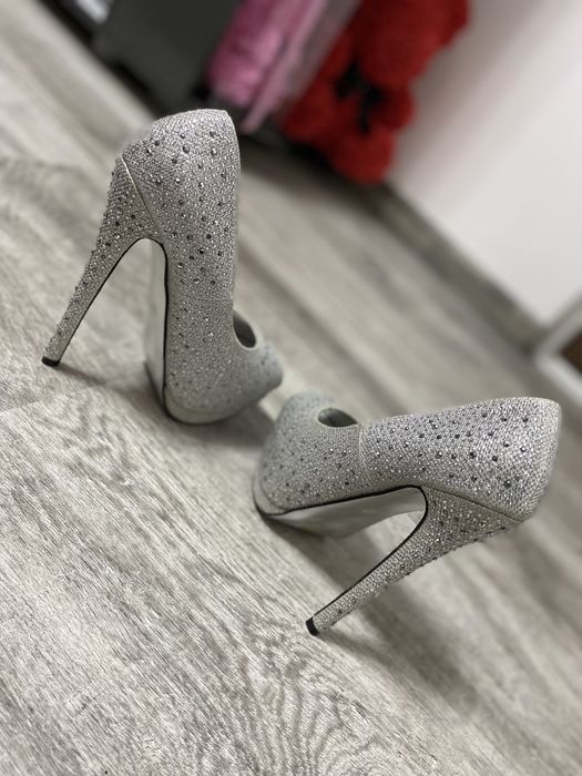 Pantofi cu sclipici si pietricele