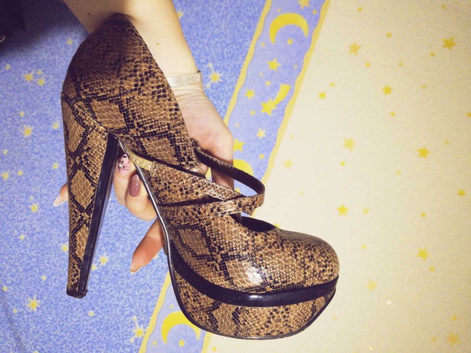 Обувки на висок ток