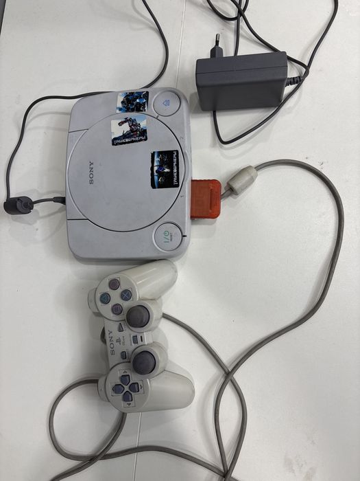 Sony PlayStation One (PS1) с джойстиком