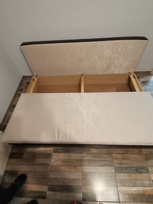 Продавам нов триместен разтегателен диван