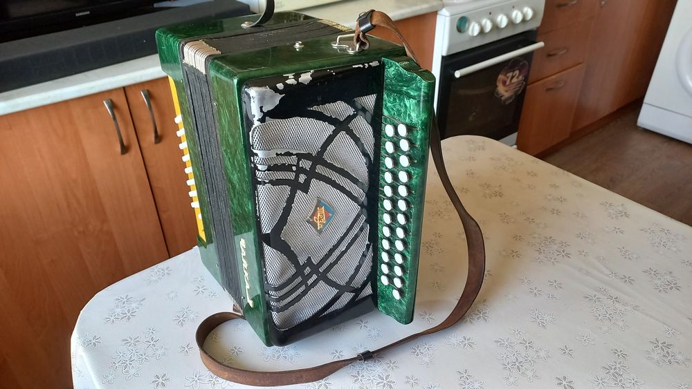 Продам гармонь Чайка 2
